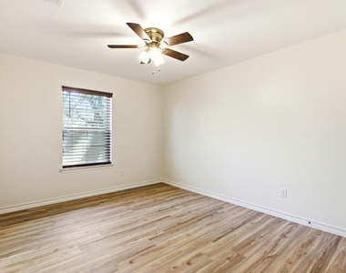 823 N Commerce St - Photo Thumbnail 18