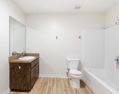 823 N Commerce St - Photo Thumbnail 24