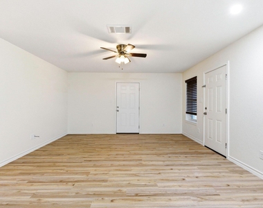 823 N Commerce St - Photo Thumbnail 13