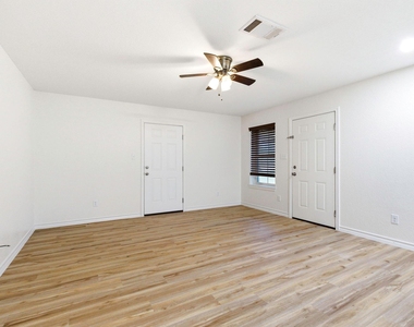 823 N Commerce St - Photo Thumbnail 14