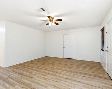 823 N Commerce St - Photo Thumbnail 12