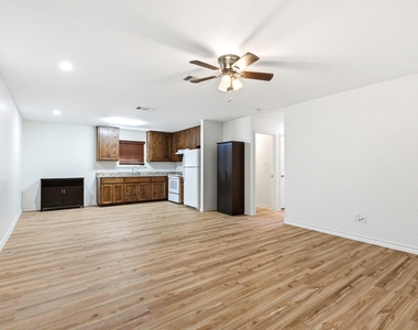 823 N Commerce St - Photo Thumbnail 6