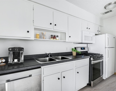 1302 W 24th St - Photo Thumbnail 3