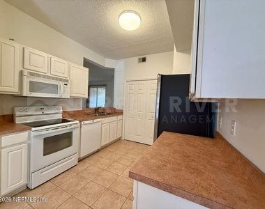 204 Augusta Circle - Photo Thumbnail 9