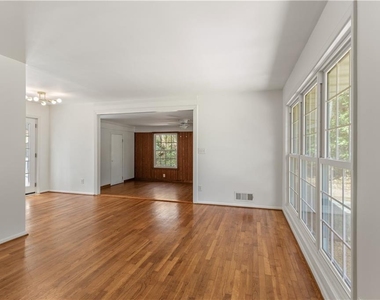 2866 Highland Drive Se - Photo Thumbnail 2