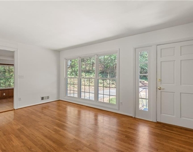 2866 Highland Drive Se - Photo Thumbnail 3