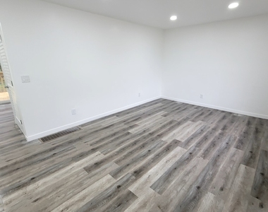 1125 Dallas Street - Photo Thumbnail 6