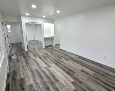 1125 Dallas Street - Photo Thumbnail 5