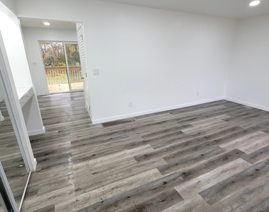 1125 Dallas Street - Photo Thumbnail 7