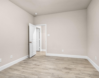 496 Golden Street - Photo Thumbnail 15