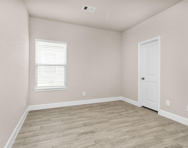 496 Golden Street - Photo Thumbnail 16