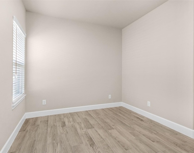 496 Golden Street - Photo Thumbnail 10