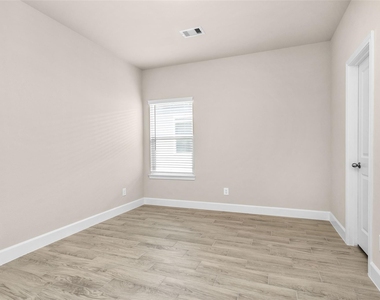 496 Golden Street - Photo Thumbnail 17