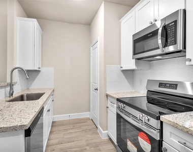 496 Golden Street - Photo Thumbnail 8