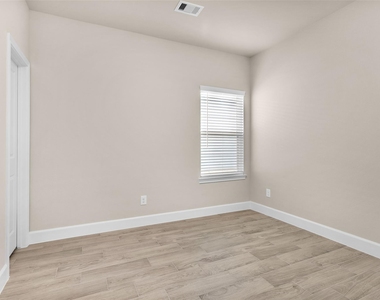 496 Golden Street - Photo Thumbnail 9