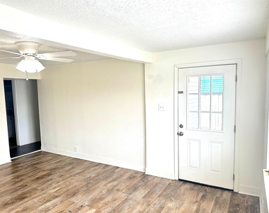 1005 Avenue E 1/2 - Photo Thumbnail 5