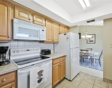 8445 Charter Club Circle - Photo Thumbnail 11