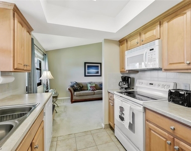 8445 Charter Club Circle - Photo Thumbnail 10