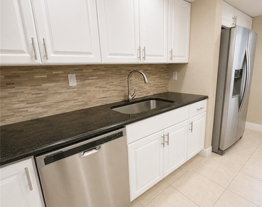 2264 Winkler Avenue - Photo Thumbnail 6