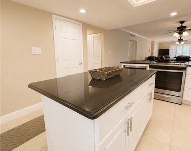 2264 Winkler Avenue - Photo Thumbnail 7