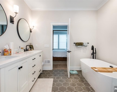 37 Hillandale - Photo Thumbnail 24