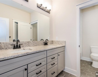 37 Hillandale - Photo Thumbnail 32