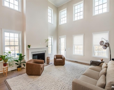 37 Hillandale - Photo Thumbnail 2