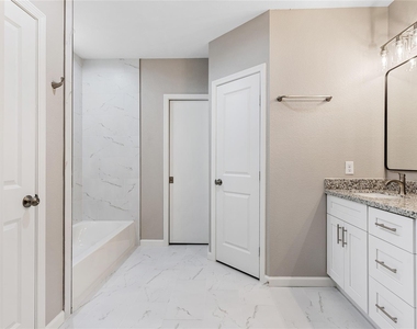1321 E 35th Street - Photo Thumbnail 15