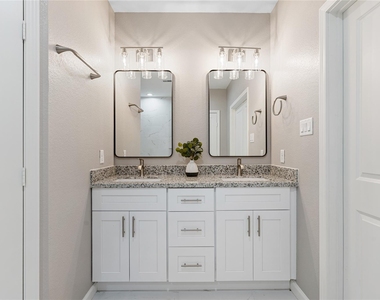 1321 E 35th Street - Photo Thumbnail 16