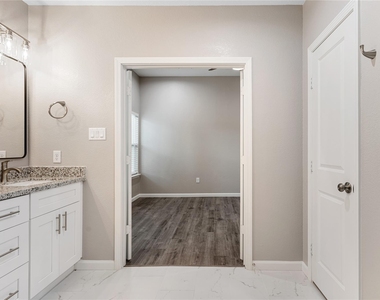 1321 E 35th Street - Photo Thumbnail 17