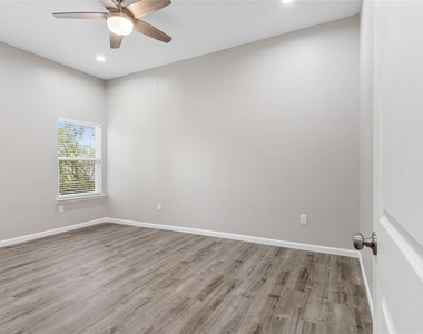 1321 E 35th Street - Photo Thumbnail 11