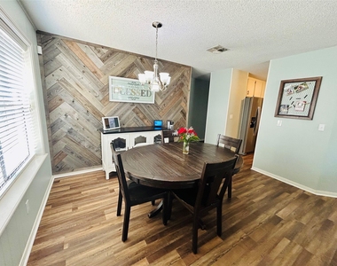 108 Creek Bend Lane - Photo Thumbnail 11
