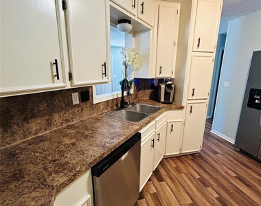 108 Creek Bend Lane - Photo Thumbnail 13