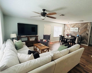 108 Creek Bend Lane - Photo Thumbnail 3