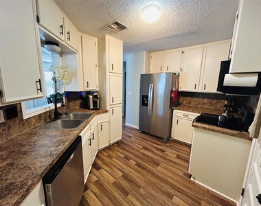 108 Creek Bend Lane - Photo Thumbnail 10