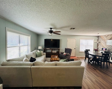 108 Creek Bend Lane - Photo Thumbnail 4
