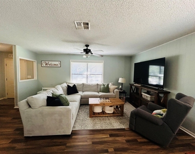 108 Creek Bend Lane - Photo Thumbnail 5