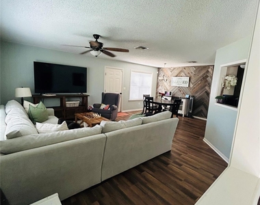 108 Creek Bend Lane - Photo Thumbnail 6