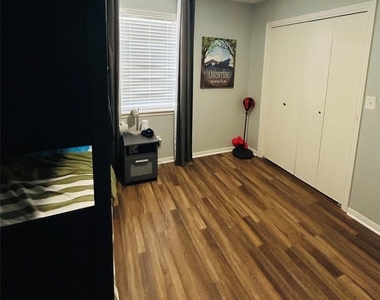 108 Creek Bend Lane - Photo Thumbnail 17