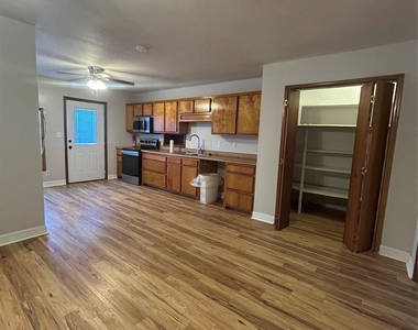 1312 N Avenue R - Photo Thumbnail 10