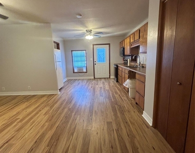 1312 N Avenue R - Photo Thumbnail 12