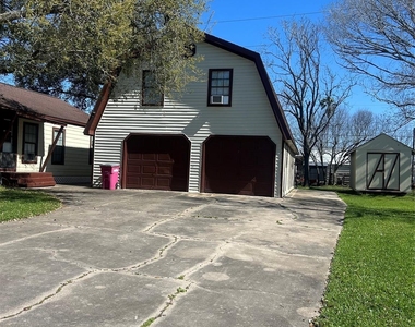 1312 N Avenue R - Photo Thumbnail 2