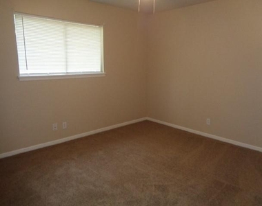 802 Baltic Lane - Photo Thumbnail 3