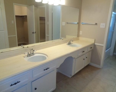 802 Baltic Lane - Photo Thumbnail 9