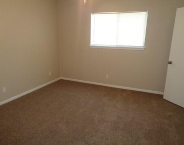 802 Baltic Lane - Photo Thumbnail 2