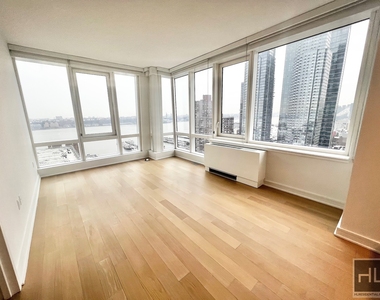 West 38th Street - Photo Thumbnail 4