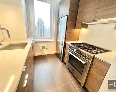 West 38th Street - Photo Thumbnail 2