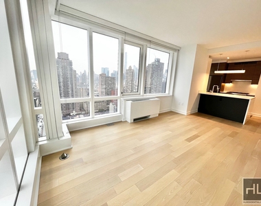 West 38th Street - Photo Thumbnail 1