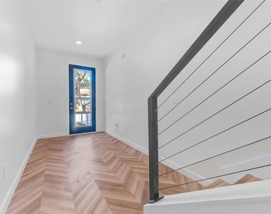 102 W Adalee Street - Photo Thumbnail 2