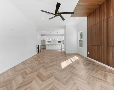 102 W Adalee Street - Photo Thumbnail 8
